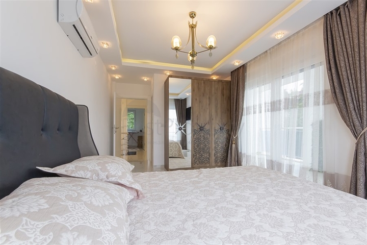 Villa 8+2 in Kargicak area 