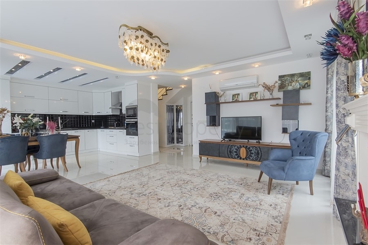 Villa 8+2 in Kargicak area 