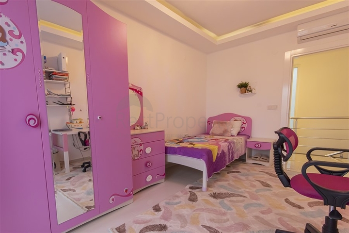 Villa 8+2 in Kargicak area 