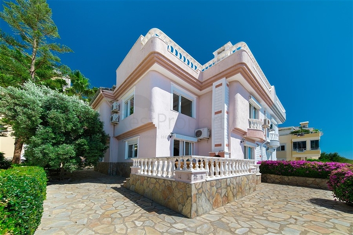 Villa with panoramic sea and mountain views
