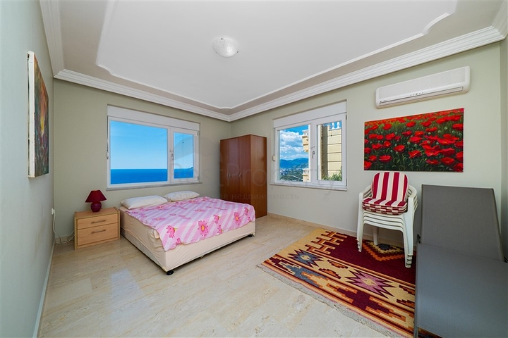 Villa with panoramic sea and mountain views