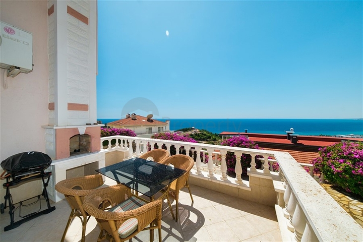 Villa with panoramic sea and mountain views