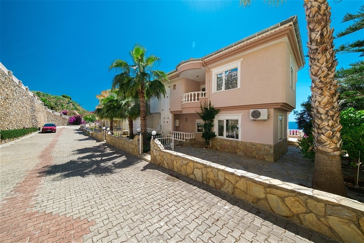 Villa with panoramic sea and mountain views