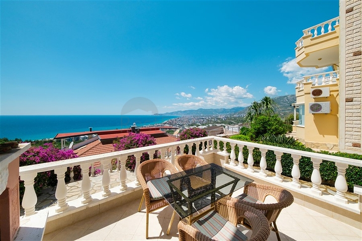 Villa with panoramic sea and mountain views
