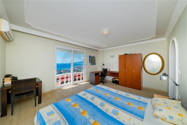 Villa with panoramic sea and mountain views