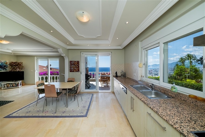 Villa with panoramic sea and mountain views