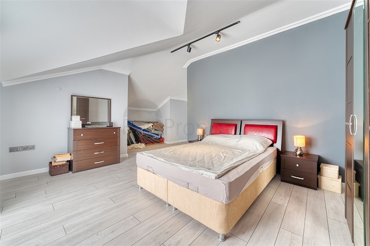 Spacious 4+1 apartment with furniture and appliances in a prestigious area of Ob