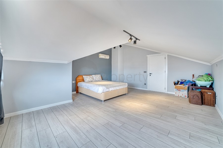 Spacious 4+1 apartment with furniture and appliances in a prestigious area of Ob