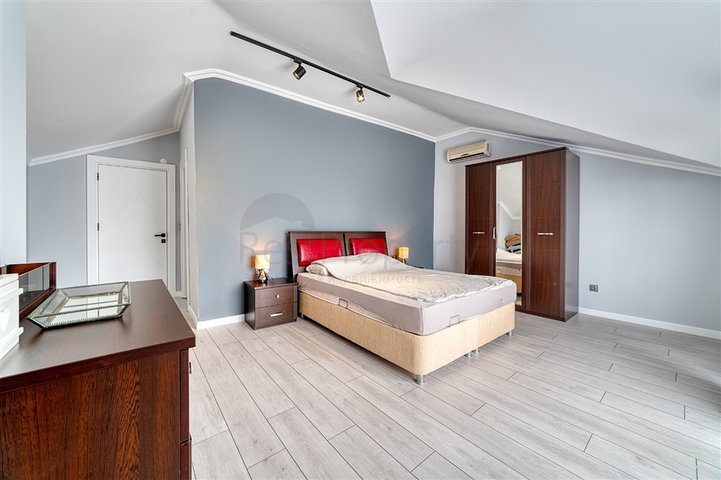 Spacious 4+1 apartment with furniture and appliances in a prestigious area of Ob