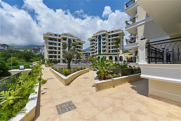 Spacious 4+1 apartment in an excellent location in Oba/Alanya