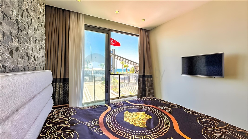 2+1 apartment on the first coastline in Mahmutlar