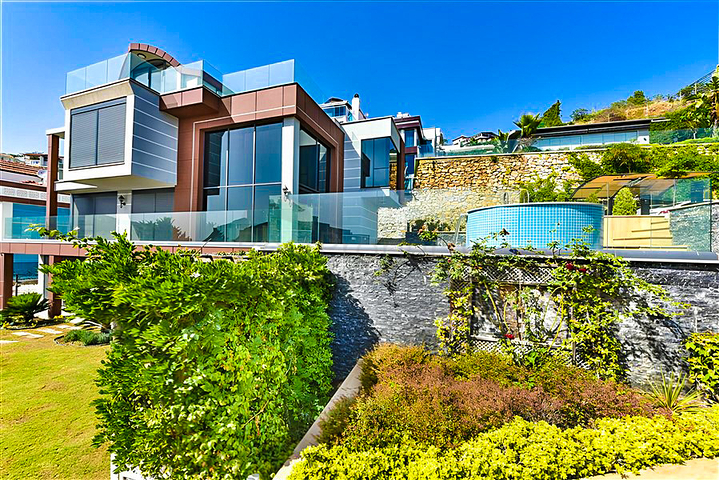 Villa with a view of the Mediterranean Sea and the Alanya Fortress