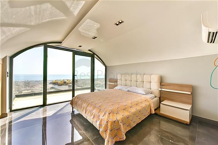 Villa with a view of the Mediterranean Sea and the Alanya Fortress