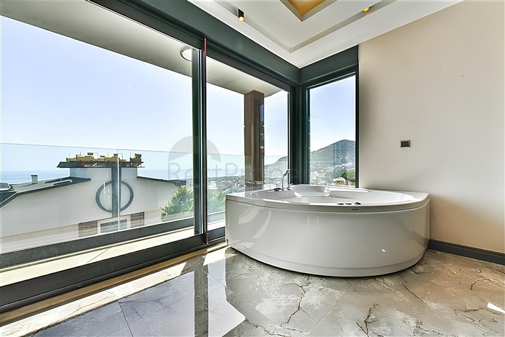 Villa with a view of the Mediterranean Sea and the Alanya Fortress