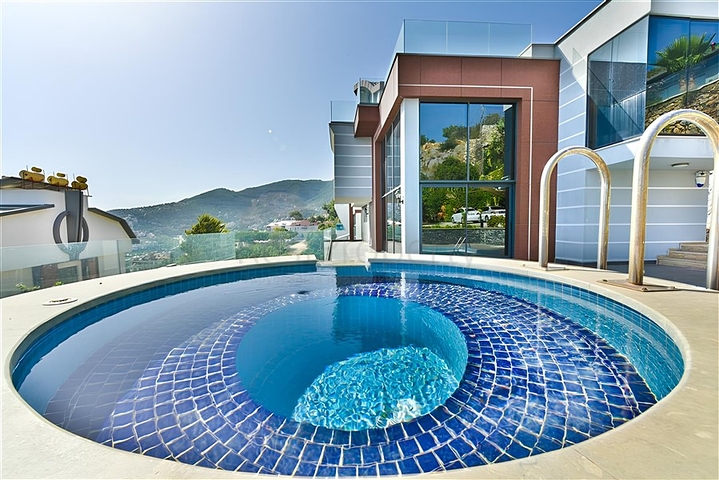 Villa with a view of the Mediterranean Sea and the Alanya Fortress