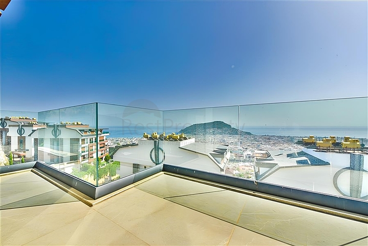 Villa with a view of the Mediterranean Sea and the Alanya Fortress