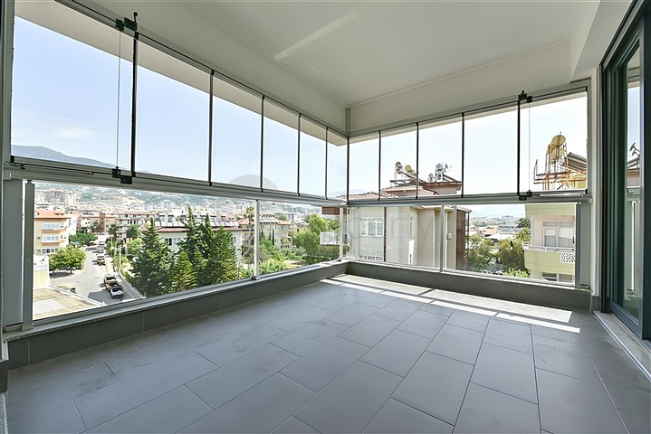 2+1 apartment with separate kitchen 50 meters from the sea in the center of Alanya