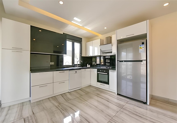 2+1 apartment with separate kitchen 50 meters from the sea in the center of Alanya