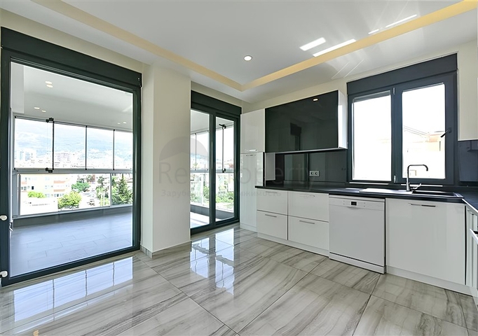 2+1 apartment with separate kitchen 50 meters from the sea in the center of Alanya
