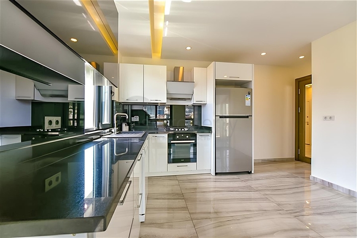 2+1 apartment with separate kitchen 50 meters from the sea in the center of Alanya