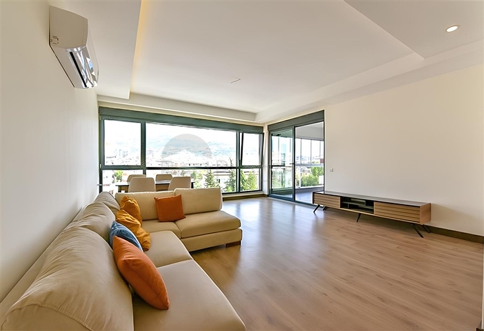 2+1 apartment with separate kitchen 50 meters from the sea in the center of Alanya