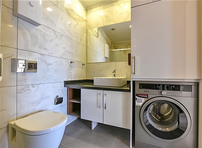 2+1 apartment with separate kitchen 50 meters from the sea in the center of Alanya