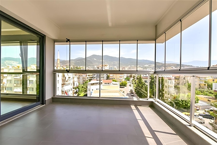 2+1 apartment with separate kitchen 50 meters from the sea in the center of Alanya