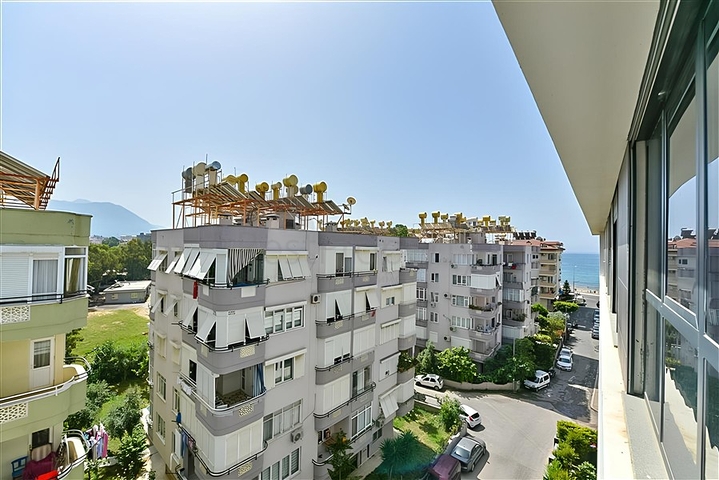 2+1 apartment with separate kitchen 50 meters from the sea in the center of Alanya