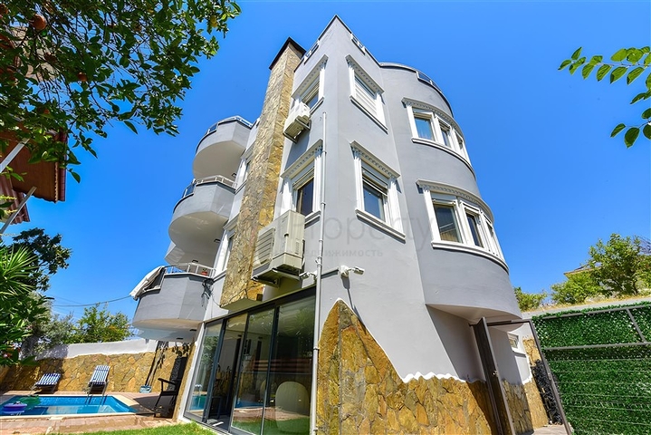 Spacious villa in Mahmutlar is an ideal choice for a large family