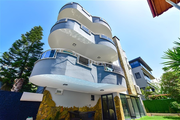 Spacious villa in Mahmutlar is an ideal choice for a large family