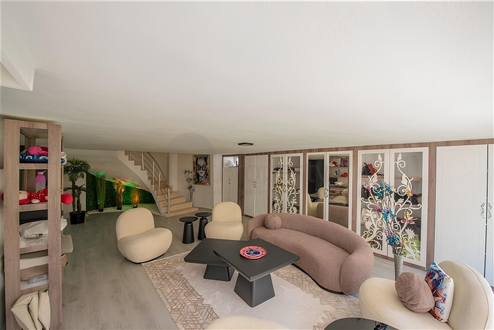 Spacious villa in Mahmutlar is an ideal choice for a large family