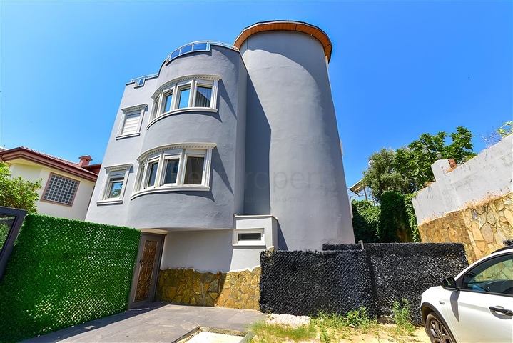 Spacious villa in Mahmutlar is an ideal choice for a large family