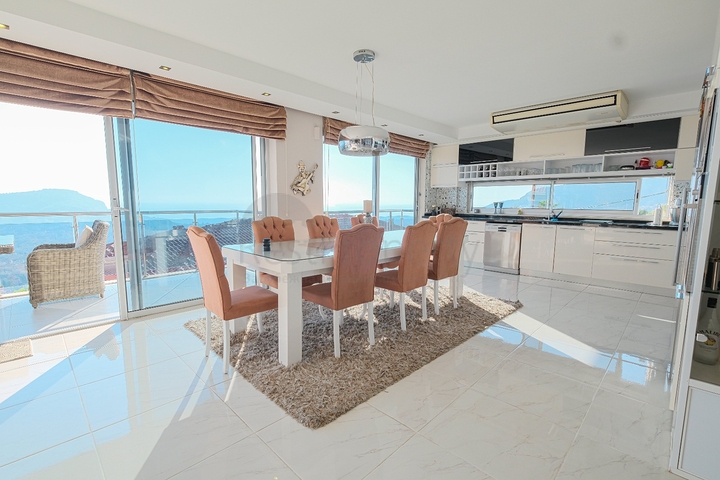 3+2 villa in the center of Alanya with a view of the Mediterranean Sea