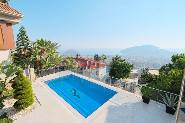 3+2 villa in the center of Alanya with a view of the Mediterranean Sea