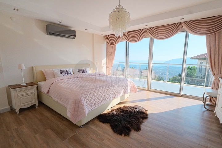 3+2 villa in the center of Alanya with a view of the Mediterranean Sea