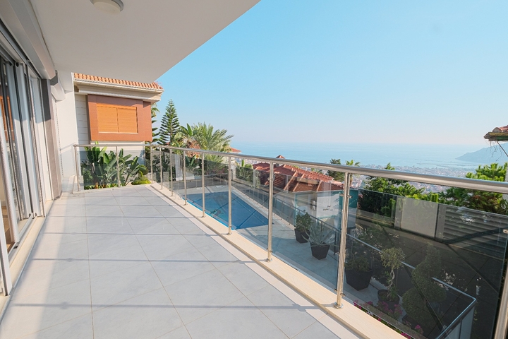 3+2 villa in the center of Alanya with a view of the Mediterranean Sea