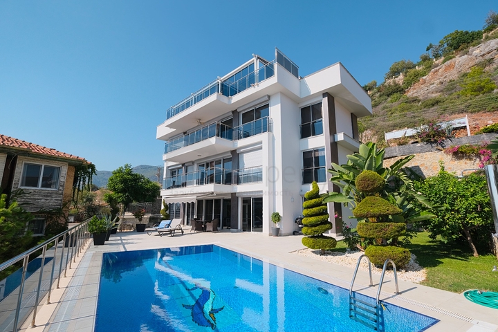 3+2 villa in the center of Alanya with a view of the Mediterranean Sea