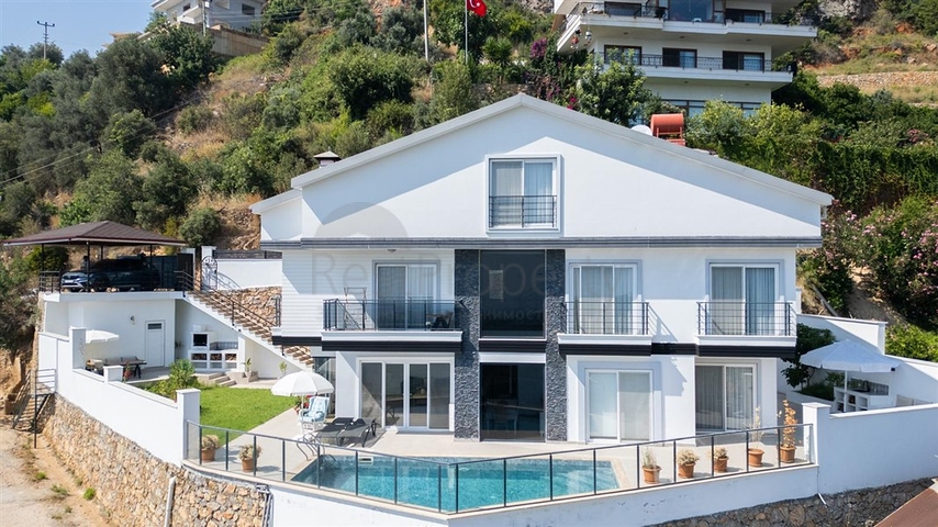 Ideal house by the sea: exclusive villa in the popular Oba area