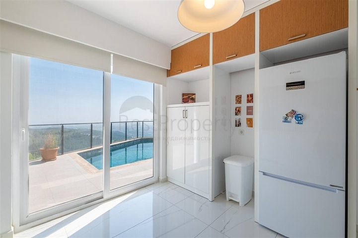 Ideal house by the sea: exclusive villa in the popular Oba area