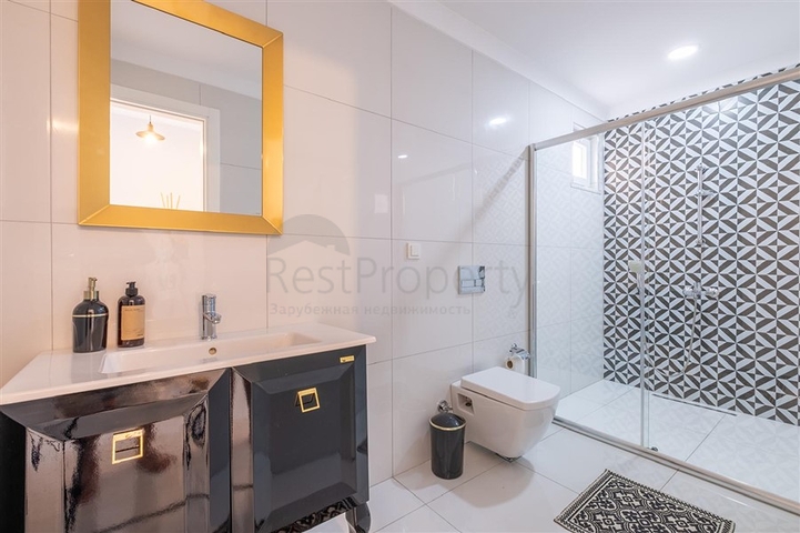 Ideal house by the sea: exclusive villa in the popular Oba area