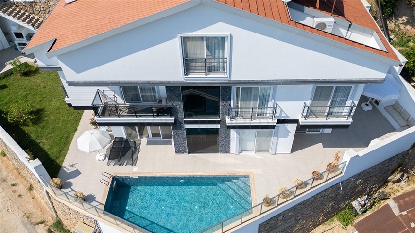 Ideal house by the sea: exclusive villa in the popular Oba area