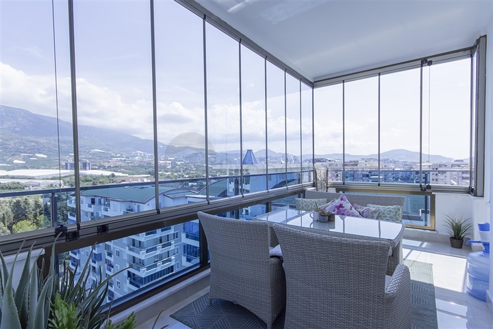 Luxury 3+2 penthouse in the popular area of Mahmutlar