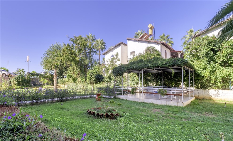 2+1 Sea View Apartment Just 50 m from the Mediterranean Sea in Mahmutlar