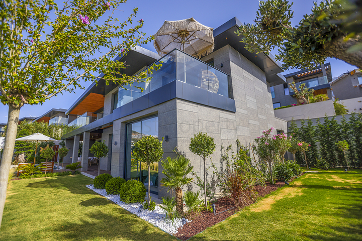 Residences and villas with sea views in the Gyumyushlyuk area