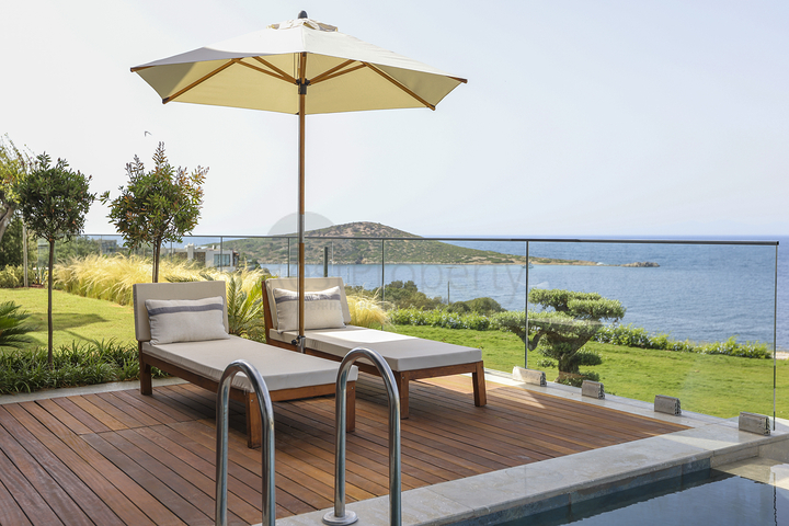 Residences and villas with sea views in the Gyumyushlyuk area