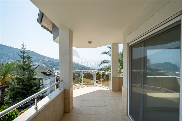 3+1 penthouse in the center of Alanya