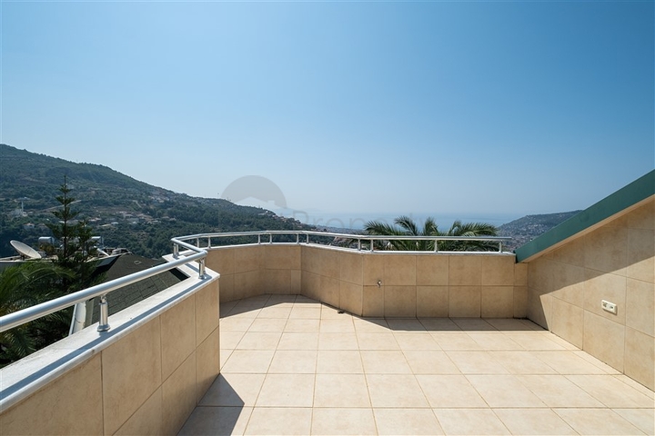 3+1 penthouse in the center of Alanya