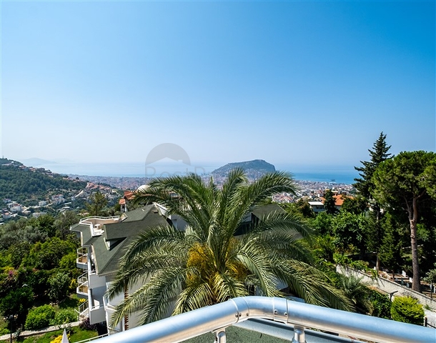3+1 penthouse in the center of Alanya
