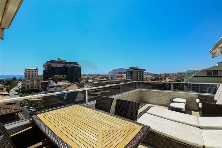 Furnished 3+1 Penthouse Near the Sea in Oba Alanya