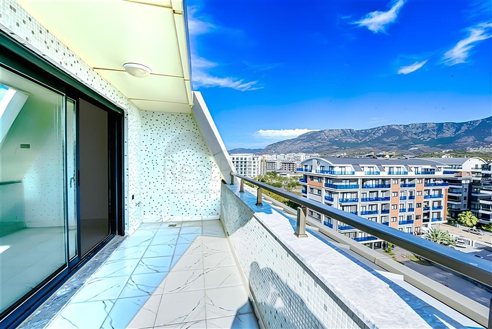 4+1 apartment in Kargicak area 200 m from the sea